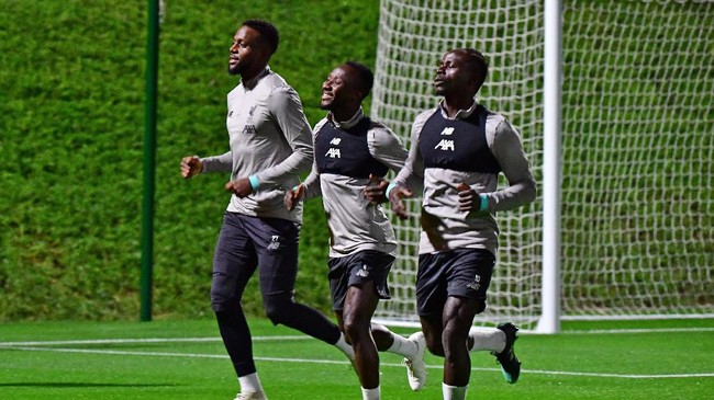 Tiga pemain Liverpool dilaporkan absen dalam latihan tim jelang laga tandang melawan Manchester United.