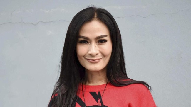 Bandingkan Pilot dengan Ojol, Netizen Ramai Sindir Iis Dahlia Nama Iis Dahlia ramai dibicarakan di Twitter akibat pernyataan yang membandingkan profesi pilot dan ojol.