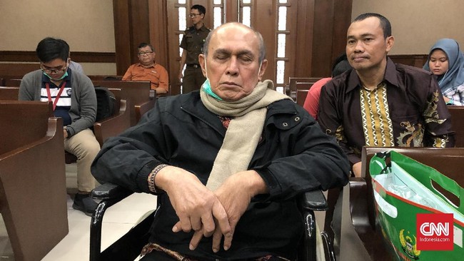 Kivlan Zen bersikeras tak mau menjawab pertanyaan jaksa penuntut umum yang tak berkaitan dengan terdakwa Habil Marati.
