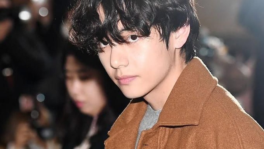 Hal yang menyebabkan V BTS jatuh di red carpet Golden Disc Awards (GDA).