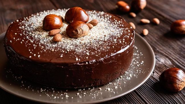 Media sosial diramaikan dengan ide baru dan unik memotong kue dengan menggunakan gelas. Cara ini dirasa lebih praktis.