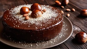 Viral Cara Unik Potong Kue dengan Gelas