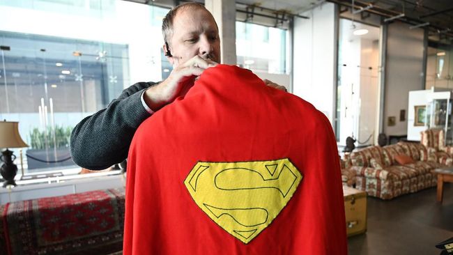 Baju luar angkasa dalam film A Space Odyssey serta jubah Christopher Reeve di film Superman terjual dengan nilai tinggi dalam acara lelang.
