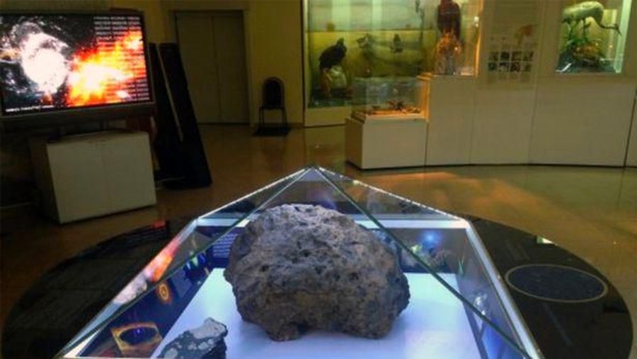Pihak museum berusaha mencari tahu penyebab batu meteor di museum bisa bergerak sendiri secara misterius.