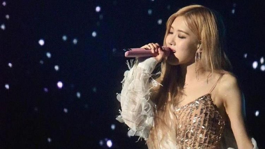 Pasca protes yang diberikan BLINK, Rose BLACKPINK akhirnya debut solo dengan merilis cover lagu bernuansa Natal.