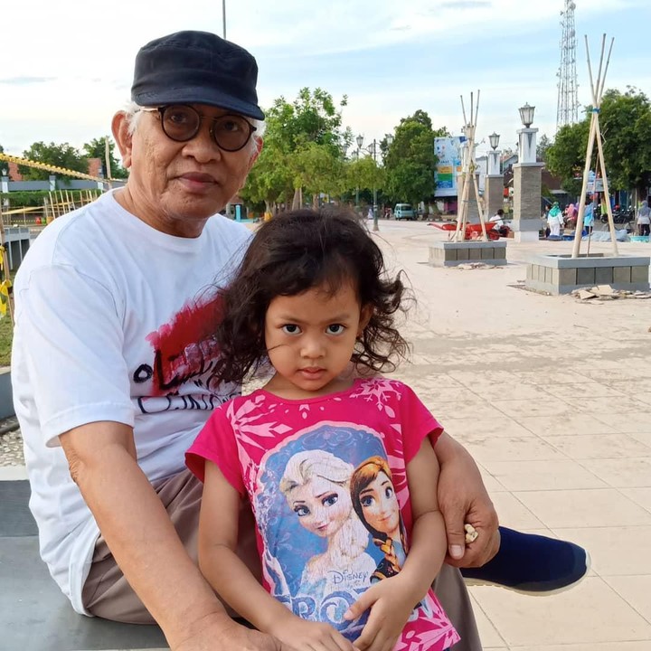 <p>Kiai Haji Ahmad Mustofa Bisri atau yang kita kenal dengan sebutan Gus Mus adalah salah satu ulama terkenal di Indonesia. Gus Mus kerap mengisi ceramah di berbagai kesempatan. Di balik kesibukannya memberi ceramah dan mengurus pondok pesantren, Gus Mus ternyata merupakan sosok yang dekat dengan cucu-cucunya lho. Kali ini ditemani salah satu cucu perempuannya. (Foto: Instagram @s.kakung)</p>