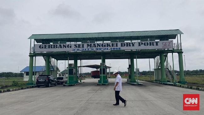 KEK Sei Mangkei, 'Jimat' Tak Sakti Bagi Investasi Jokowi Investor masih enggan datang ke KEK Sei Mangkei yang mengklaim area ramah lingkungan. Hanya dua perusahaan yang mengisi lahan ribuan hektare.