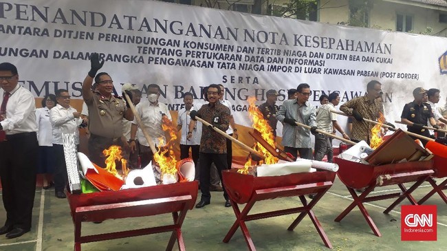 Kemendag dan Ditjen Bea Cukai memusnahkan barang impor ilegal senilai Rp15 miliar.