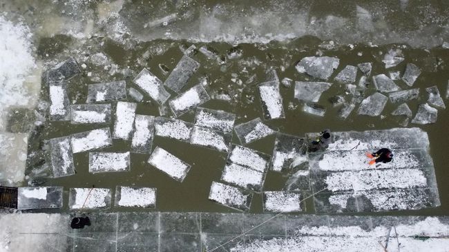 Kisah Petani Es di Tepi Sungai Songhua Petani es mulai memanen balok-balok es dari Sungai Songhua sejak pukul 05.00 di tengah suhu -18 derajat Celcius.