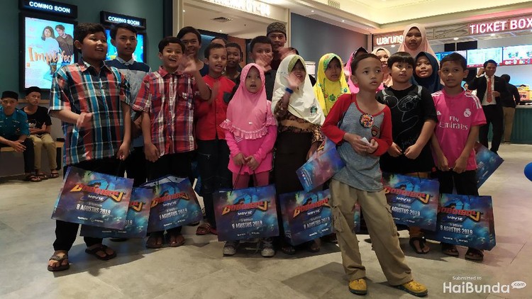 Dalam rangka mengisi liburan sekolah, CT Arsa Foundation mengajak anak-anak nobar film Frozen II. Acaranya seru banget lho!