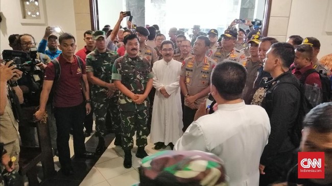Panglima TNI Marsekal Hadi Tjahjanto dan Kapolri Jenderal Idham Azis meninjau gereja Santa Maria Tak Bercela di Surabaya yang merupakan korban pemboman.