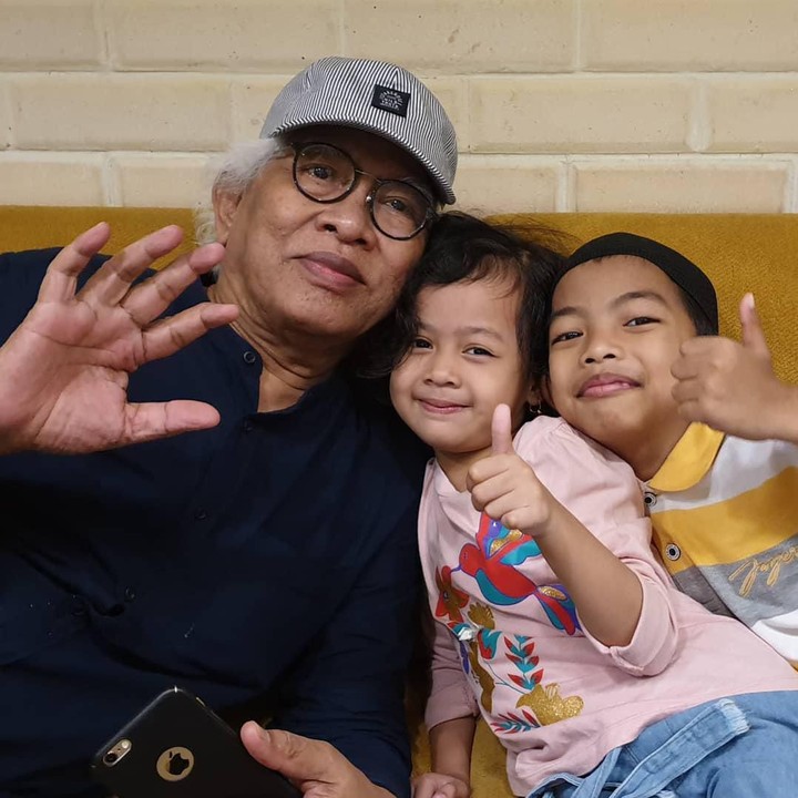 <p>Kalau ini foto bersama dua cucunya yang bernama Malak dan Nabih. Gus Mus memang selalu memperlihatkan keakraban dan kekompakan dengan cucu-cucunya, Bun. (Foto: Instagram @s.kakung)</p>