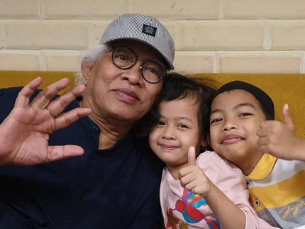 Gus Mus, Potret Ulama dan Kakek yang Dekat dengan Cucu