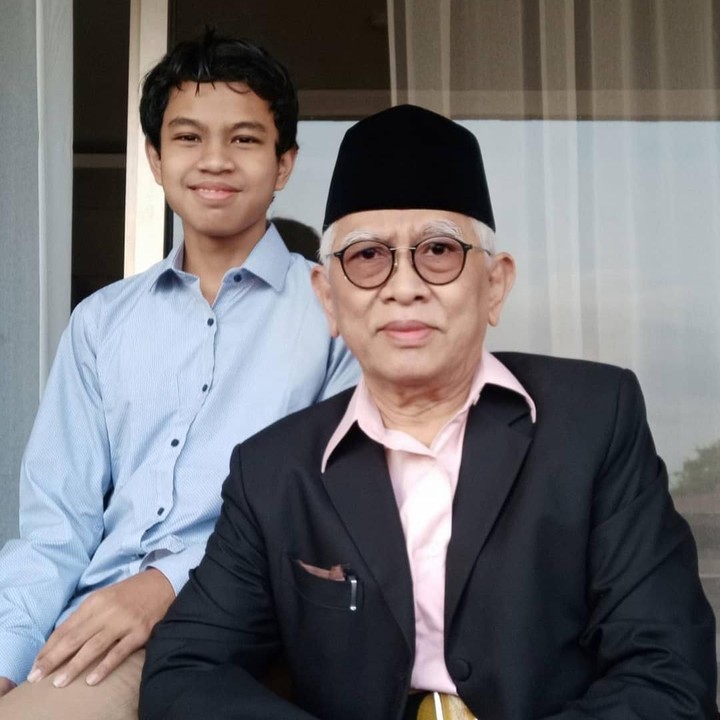 <p>Ini foto Gus Mus bersama cucunya yang sudah besar, namanya Eqtada. Dalam keterangan fotonya, Gus Mus mengatakan bahwa sang cucu harus kembali ke Jakarta setelah berlibur bersamanya. (Foto: Instagram @s.kakung)</p>