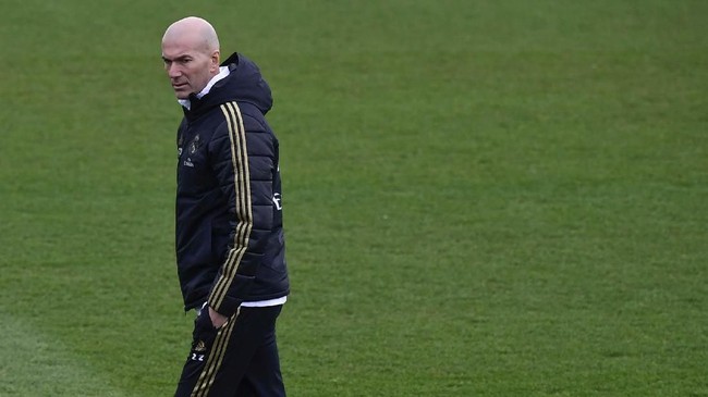 Real Madrid's French coach Zinedine Zidane attends a training session at the Real Madrid City sports facilities in Madrid on December 17, 2019, on the eve of their Spanish League football match against Barcelona FC. (Photo by JAVIER SORIANO / AFP)