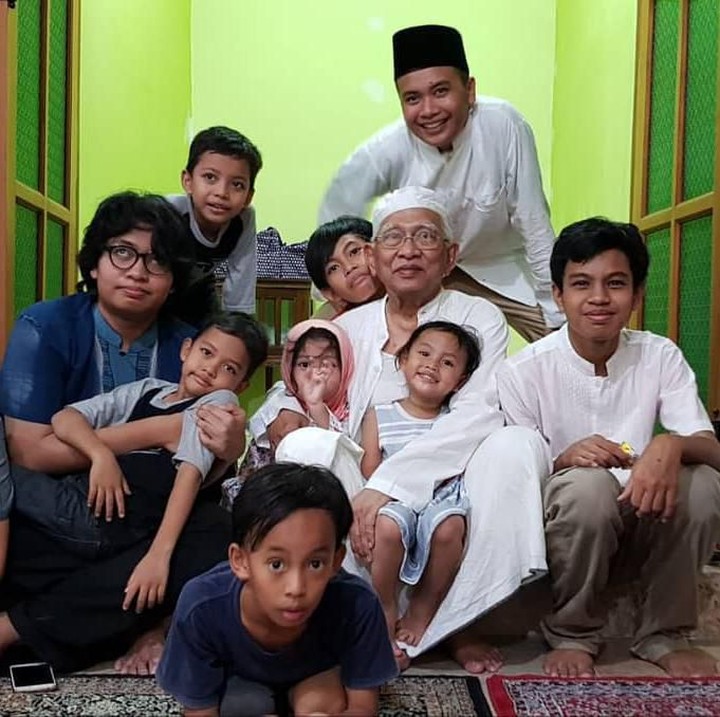 <p>Di antara belasan cucunya, banyak yang cowok nih, Bun. Kalau lagi ngumpul seru dan kompak ya Gus Mus dan para cucunya. (Foto: Instagram @s.kakung)</p>