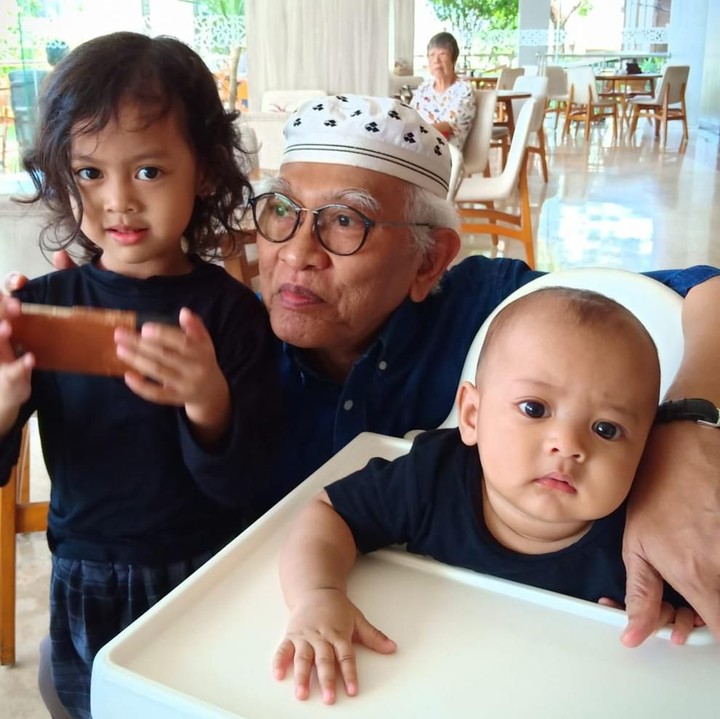 <p>Gus Mus diketahui memiliki 7 anak dan 13 cucu. Ia kerap mengunggah foto kebersamaan dengan cucu-cucunya di media sosial Instagram. (Foto: Instagram @s.kakung)</p>