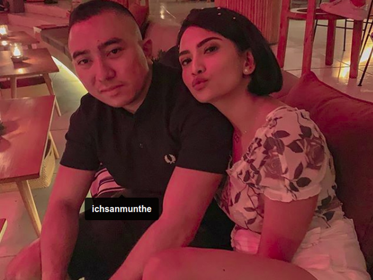 Ichsan Munthe sempat disebut-sebut sebagai sosok suami dari Vanessa Angel&period; Ichsan pun membantahnya&period; Namun&comma; sosoknya terlanjur membuat publik penasaran&period; 