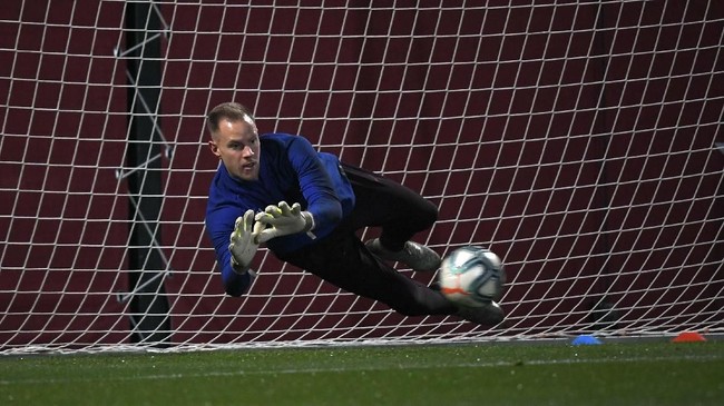 Pelatih Barcelona, Ronald Koeman menyiapkan Marc-Andre Ter Stegen ketika menjamu Dynamo Kyiv.