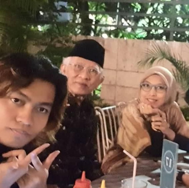 <p>Misalnya, ketika berkeliling Jakarta, Gus Mus ditemani oleh dua cucunya, Ben dan Billy. Sedangkan, ketika di Jawa Timur, ia ditemani oleh cucunya yang bernama Malak dan Malik. (Foto: Instagram @s.kakung)</p>