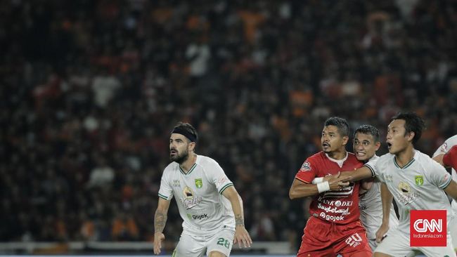 Pemain Persebaya Williams Galang Dana untuk Korban SJ 182 Pemain Persebaya Surabaya Aryn Williams menggalang dana untuk membantu korban dan keluarga kecelakaan pesawat Sriwijaya Air SJ 182.