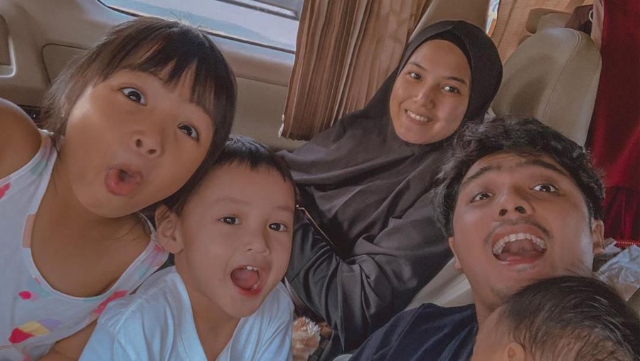 Ulasan mengenai sejumlah artis Indonesia yang pernah melahirkan di Rumah Sakit Ibu dan Anak Asih, Jakarta Selatan.