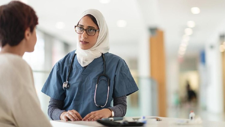 Seorang dokter muda bernama Farah Roslan membuat jilbab steril sekali pakai. Ide ini muncul dari pengalamannya di rumah sakit.