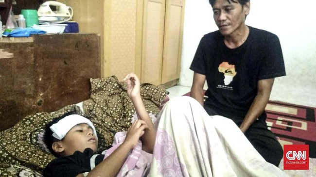 Rifky Ahmad Saputra (8) mulanya tak takut dengan ular kecil yang ditemuinya. Namun ular yang ternyata anak kobra itu yang membuat Rifky emas karena dipatuk.