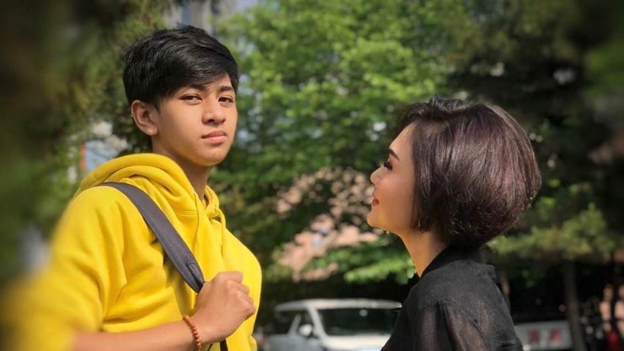 Ulasan mengenai sejumlah artis Indonesia yang pernah melahirkan di Rumah Sakit Ibu dan Anak Asih, Jakarta Selatan.
