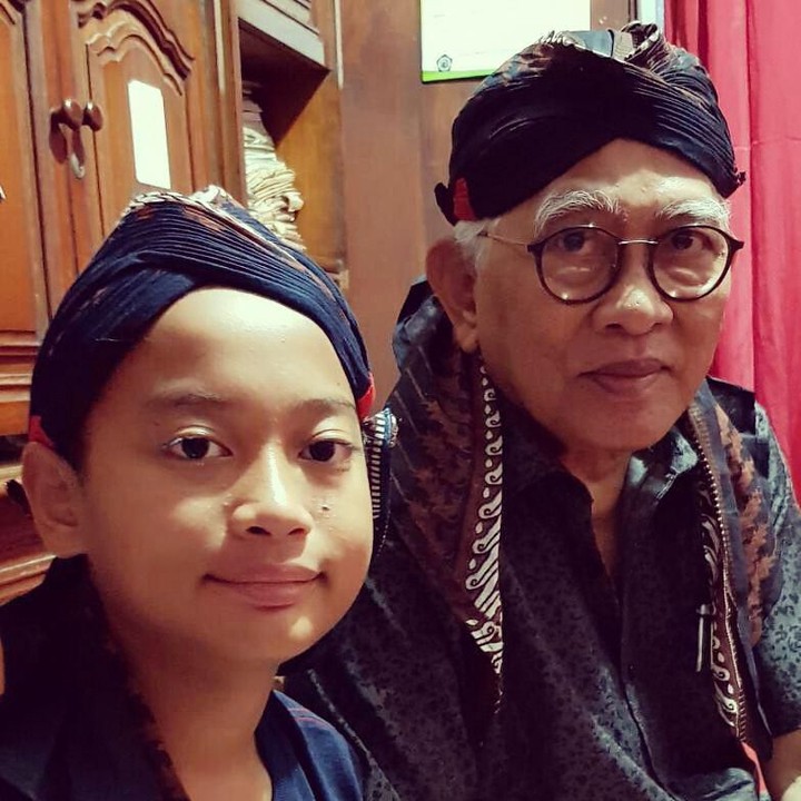 <p>Lihat saja, di foto ini Gus Mus terlihat kompak dengan cucunya menggunakan blangkon khas Jawa. Mirip enggak, Bun?  (Foto: Instagram @aunyosa)</p>