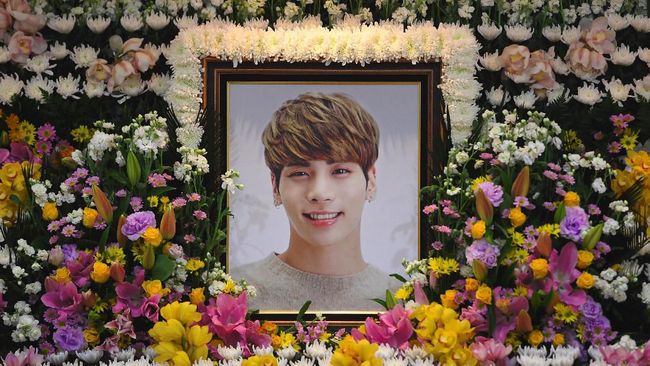 Para penggemar dan sahabat Jonghyun SHINee mengenang musisi bertalenta itu, tepat dua tahun setelah kepergiannya yang mendadak, Rabu (18/12).