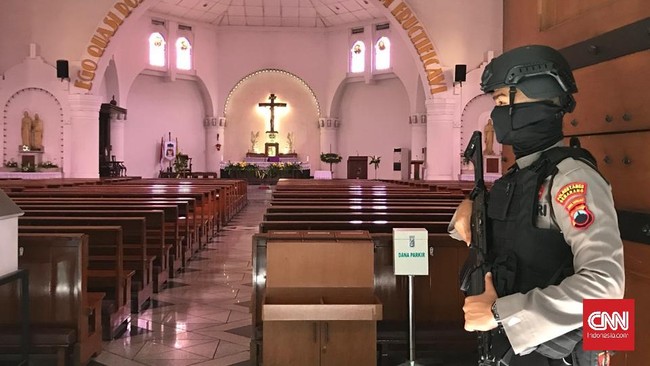 Pengamanan super ketat dilakukan pada sekitar 3.000 gereja di Jawa Tengah, dengan menambah personel Brimob hingga mesin x-ray.