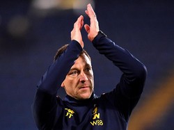 Diejek Pendukung Tottenham, John Terry Balas dengan Pamer Trofi