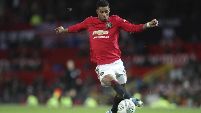 Manchester United's Marcus Rashford controls the ball on his way to score his side's first goal during the English League Cup quarter final soccer match between Manchester United and Colchester United at Old Trafford in Manchester, England, Wednesday, Dec. 18, 2019. (AP Photo/Jon Super)