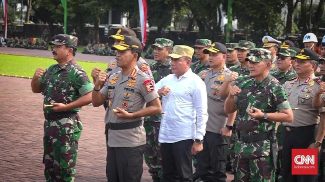 Untuk pengamanan Natal 2019 dan Malam Tahun Baru 2020, Kapolri dan Panglima TNI memimpin apel gelar pasukan Operasi Lilin di Medan, Rabu (19/12).