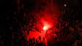 FOTO: Bentrok Separatis Catalonia di Laga Barcelona-Madrid Polisi anti-huru hara bentrok dengan demonstran pada Rabu (18/12) malam di jalan dekat stadion Camp Nou saat laga Barcelona kontra Real Madrid.