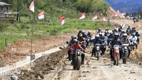 Jokowi Naik Motor Custom Jajal Jalan Perbatasan di Kalimantan