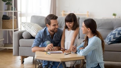 Anak Disuruh Tutup Mata saat Ada Adegan Ciuman, Benar atau Salah?