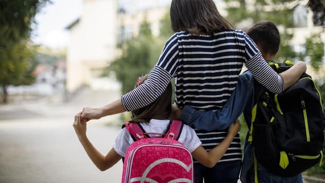 Satu hal penting yang dilakukan orang tua adalah mendampingi anak ke sekolah di hari pertama tahun ajaran baru. Apa manfaatnya?