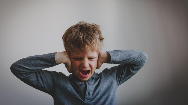 Anak yang tantrum tentu menjadi keresahan bagi banyak orang tua. Perhatikan cara mengatasi anak yang sering tantrum di tempat umum.