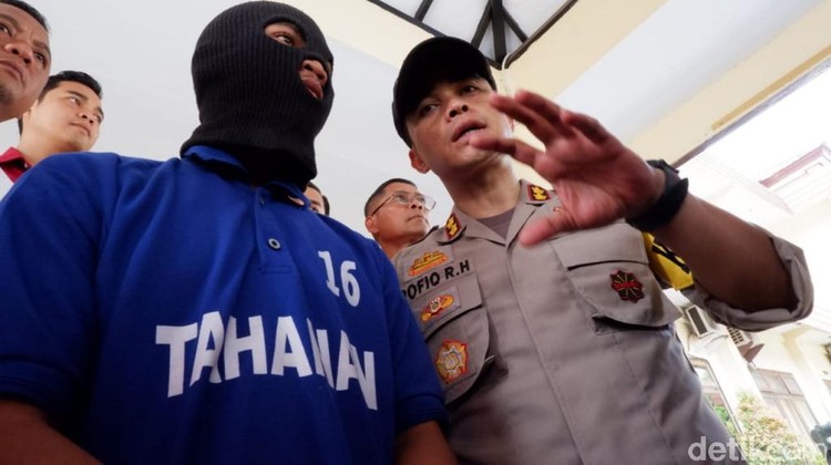 Seorang remaja di Pasuruan dendam pada korban karena diduga telah memperkosa sang ibu. Ia pun terpancing lantaran korban kerap mengolok-oloknya.
