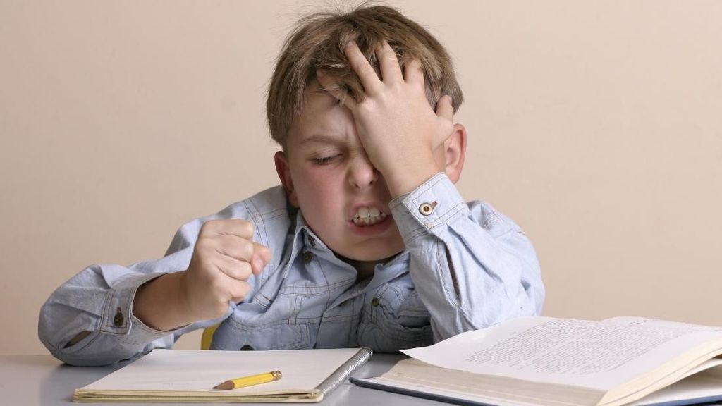 Tak Perlu Keras, Ini Cara Mengatasi Anak Tantrum yang Suka Memukul