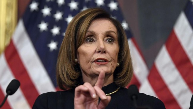 Sebuah video yang diunggah oleh jurnalis CNN menunjukkan kantor Ketua DPR AS Nancy Pelosi hancur berantakan oleh massa Trump imbas kerusuhan di Capitol Hall.