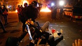 FOTO: Bentrok Separatis Catalonia di Laga Barcelona-Madrid Polisi anti-huru hara bentrok dengan demonstran pada Rabu (18/12) malam di jalan dekat stadion Camp Nou saat laga Barcelona kontra Real Madrid.