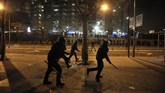 FOTO: Bentrok Separatis Catalonia di Laga Barcelona-Madrid Polisi anti-huru hara bentrok dengan demonstran pada Rabu (18/12) malam di jalan dekat stadion Camp Nou saat laga Barcelona kontra Real Madrid.