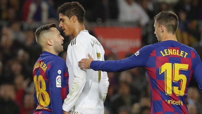 Paha kanan bek Real Madrid, Raphael Varane, sampai tergores karena pelanggaran brutal yang dilakukan bek Barcelona, Clement Lenglet, di El Clasico.