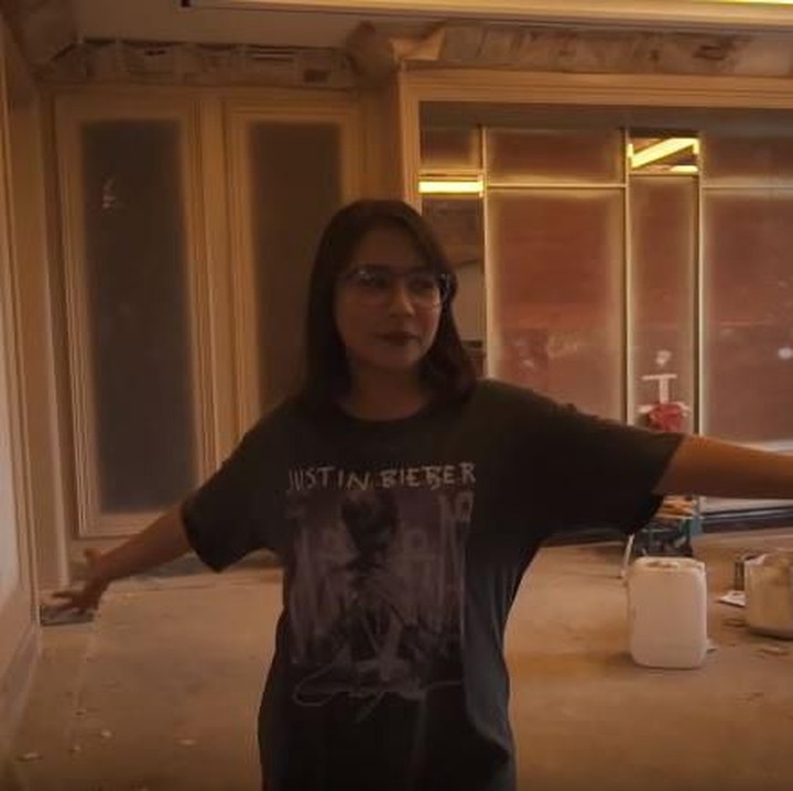<p>Rumah Prilly terdiri dari empat lantai dengan desain yang cukup mewah. Misalnya, desain kamar pribadi Prilly yang serba cokelat dan luas. (Foto: YouTube Prilly Latuconsina)</p>