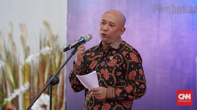 Menteri Koperasi dan UKM (Menkop UKM) Teten Masduki menduga sepinya Pasar Tanah Abang, Jakarta Pusat karena ada produk impor ilegal yang dijual di Indonesia.
