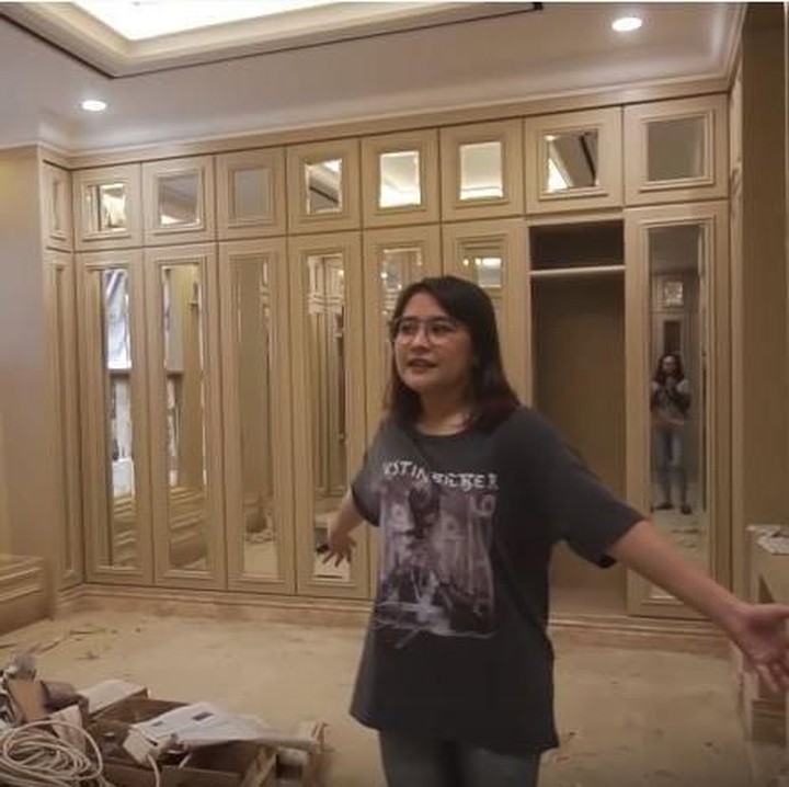 <p>Di dalam kamarnya juga ada walk ini closet yang luas. Ruangan tersebut berisi lemari-lemari untuk menyimpan koleksi tas, sepatu, dan baju milik Prilly. (Foto: YouTube Prilly Latuconsina)</p>