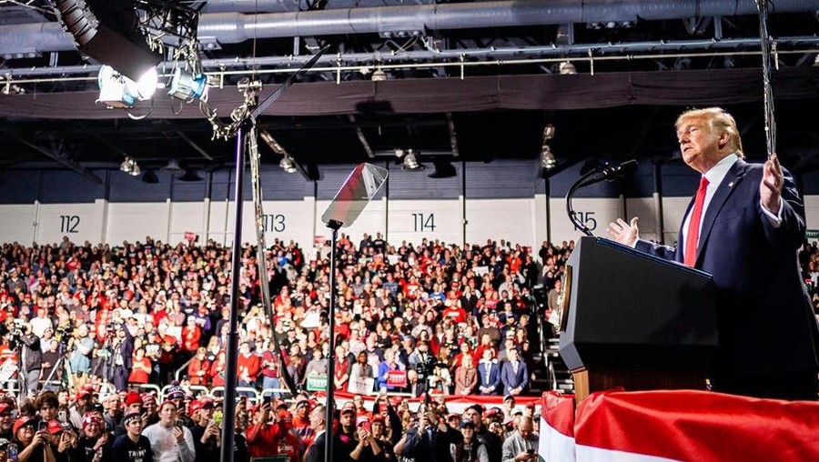 Donald Trump memberikan pernyataan di hadapan ribuan pendukungnya usai dilengserkan DPR AS.